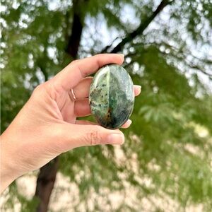 Serpentine palmstone